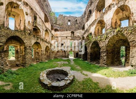 Rovine del castello di Balduinsettk nella Hunsrück vicino a Kastellaun, costruito dall'arcivescovo Balduin come roccaforte contro il conte di Sponheim, castello in cima alla collina Foto Stock