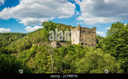 Rovine del castello Balduinsettk nella Hunsrück vicino a Kastellaun, costruito dall'arcivescovo Balduin come roccaforte contro il conte di Sponheim, castello in cima alla collina Foto Stock