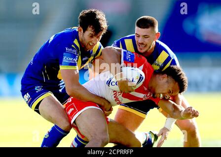 La St Helens' Regan Grace (al centro) viene affrontata da Stefan Ratchford (a sinistra) e Danny Walker durante la partita della Betfred Super League presso l'AJ Bell Stadium di Salford. Foto Stock