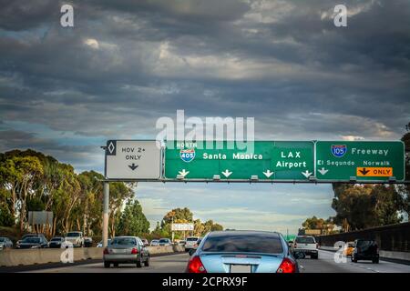 Traffico in direzione nord nella superstrada 405 a Los Angeles. California meridionale, Stati Uniti Foto Stock