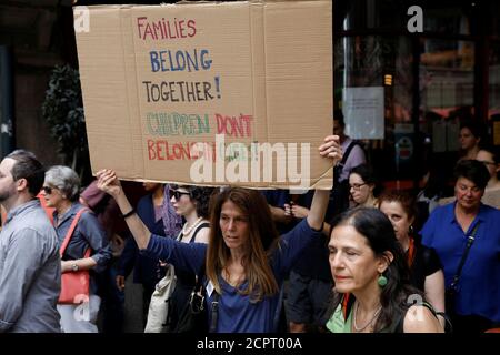 La gente protesta contro la politica dell'amministrazione Trump di separare le famiglie immigrate sospettate di ingresso illegale, a New York, NY, Stati Uniti, 20 giugno 2018. REUTERS/Brendan McDermid