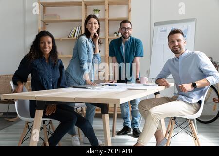 Sorridendo i colleghi di diversi dipendenti si ritrattano in una moderna sala riunioni Foto Stock
