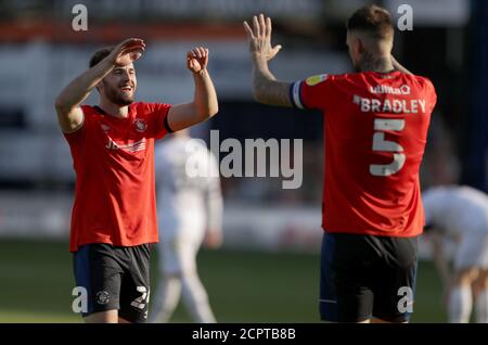 Luton Town's Rhys Norrington-Davies (a sinistra) e Sonny Bradley festeggiano dopo la partita del campionato Sky Bet a Kenilworth Road, Luton. Foto Stock