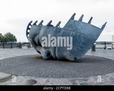 Memoriale di guerra dei marinai mercantili sul lungomare delle vecchie banchine. Baia di Cardiff. Cardiff, Galles del Sud, Regno Unito. Foto Stock