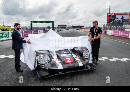 Le Mans, Francia. 19 settembre 2020. Porsche offre un 919 Hybrid all'ACO, FILLON Pierre (fra), presidente di ACO durante la 2020 24 ore di le Mans, 7° appuntamento del Campionato Mondiale FIA Endurance 2019-20 sul circuito des 24 Heures du Mans, dal 16 al 20 settembre 2020 a le Mans, Francia - Foto Frederic le Floc'h / DPPI Credit: LM/DPPI/Frederic le Floc H/Alamy Live News Foto Stock