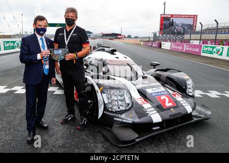 Le Mans, Francia. 19 settembre 2020. Porsche offre un 919 Hybrid all'ACO, FILLON Pierre (fra), presidente di ACO durante la 2020 24 ore di le Mans, 7° appuntamento del Campionato Mondiale FIA Endurance 2019-20 sul circuito des 24 Heures du Mans, dal 16 al 20 settembre 2020 a le Mans, Francia - Foto Frederic le Floc'h / DPPI Credit: LM/DPPI/Frederic le Floc H/Alamy Live News Foto Stock