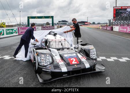 Le Mans, Francia. 19 settembre 2020. Porsche offre un 919 Hybrid all'ACO, FILLON Pierre (fra), presidente di ACO durante la 2020 24 ore di le Mans, 7° appuntamento del Campionato Mondiale FIA Endurance 2019-20 sul circuito des 24 Heures du Mans, dal 16 al 20 settembre 2020 a le Mans, Francia - Foto Frederic le Floc'h / DPPI Credit: LM/DPPI/Frederic le Floc H/Alamy Live News Foto Stock