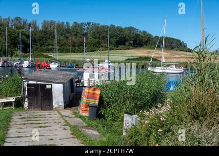 Germania, Meclemburgo-Pomerania occidentale, Isola di Ruegen, Seedorf, garage di pescatori, barche da pesca, barche a vela Foto Stock
