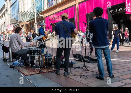 Glasgow, Scozia, Regno Unito. 19 settembre 2020. Regno Unito Meteo. Gruppo Glaswegian awkward Ritratti della famiglia che eseguono il folk contemporaneo e americana in via Buchanan. Credito: SKULLY/Alamy Live News Foto Stock