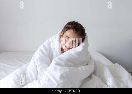 Un anno di età bambino con sveglia Foto stock - Alamy