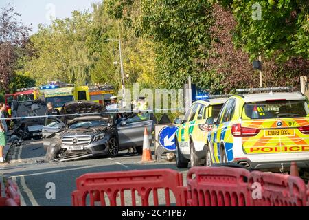 Brentwood Essex 19 settembre 2020 UN grave incidente di polizia ha avuto luogo al di fuori di un popolare parco per bambini, Re Georges, a Brentwood Essex. Almeno un'automobile è stata in un incidente serio e i rapporti dei social media indicano il consumo di droga e potenzialmente il traffico di droga sono stati coinvolti. Purtroppo, un pedone di 17 anni James Esah che è stato ferito è morto accreditamento: Ian Davidson/Alamy Live News Foto Stock