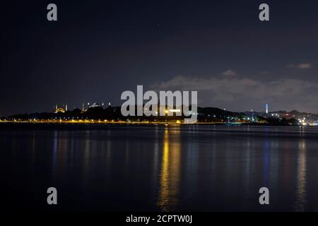 Penisola storica e torre delle maiedine, vista notturna, Istanbul-TURCHIA Foto Stock