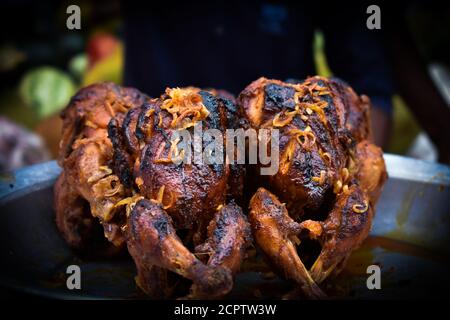 Due deliziosi piatti alla griglia o barbecue di pollo arrosto gustosi e croccanti Per il giorno di Natale Foto Stock