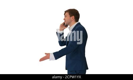 Uomo d'affari stressato e arrabbiato che parla al telefono su bianco bac Foto Stock