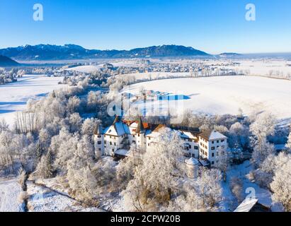 Castello di Sigriz a Reichersbeuern in inverno, nella parte posteriore Greiling, Tölzer Land, colline alpine, immagine drone, alta Baviera, Baviera, Germania Foto Stock