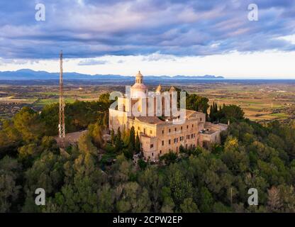 Santuari de Bonany monastero nella luce della sera, vicino a Petra, immagine drone, Maiorca, Isole Baleari, Spagna Foto Stock