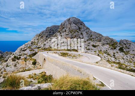 Strada a serpentina ma-2141 con nodo di collegamento SA Moleta, SA Calobra, Serra de Tramuntana, Mallorca, Isole Baleari, Spagna Foto Stock