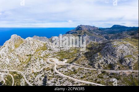 Strada a serpentina ma-2141 con nodo di collegamento SA Moleta, SA Calobra, Serra de Tramuntana, immagine drone, Maiorca, Isole Baleari, Spagna Foto Stock