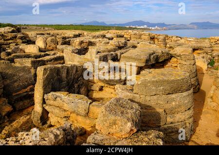 Necropoli di Son Real, Punta des Fenicis vicino Can Picafort, Maiorca, Isole Baleari, Spagna Foto Stock