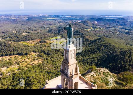 Monumento al Cristo Rei, statua del Cristo Re, Santuari de Sant Salvador sul Puig de Sant Salvador, vicino a Felanitx, regione del Migjorn, vista aerea, Foto Stock