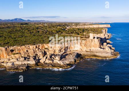 Costa ripida con torre di guardia Torre d'en Beu vicino Cala Figuera, vicino Santanyi, vista aerea, regione del Migjorn, Mar Mediterraneo, Maiorca, Baleari Foto Stock