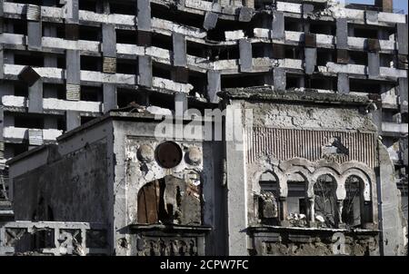 10 dicembre 1995 durante la guerra in Bosnia: Dettaglio di edifici a punta di battaglia in via Mostarskog bataljona, sul lato est del fiume a Mostar. Foto Stock