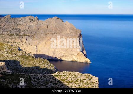 Mirador es Colomer e Punta de la Salada, vista da Talaia díAlbercutx, penisola di Formentor, vicino a PollenÁa, Maiorca, Isole Baleari, Spagna Foto Stock