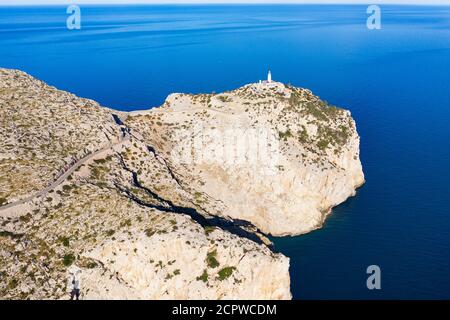 Cap Formentor con faro, penisola di Formentor, vicino a Pollença, immagine drone, Maiorca, Isole Baleari, Spagna Foto Stock