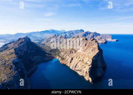Cala Boquer e Punta de la Salada, penisola di Formentor, vicino a Pollença, immagine del drone, Maiorca, Isole Baleari, Spagna Foto Stock
