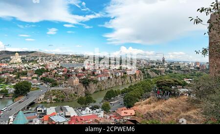 Panorama Tbilisi dalla fortezza di Narikala in Georgia Foto Stock
