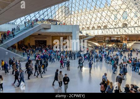 I turisti visitano il museo del Louvre il 30 dicembre 2019 a Parigi. Il Louvre è il museo d'arte più grande e visitato al mondo. Foto Stock