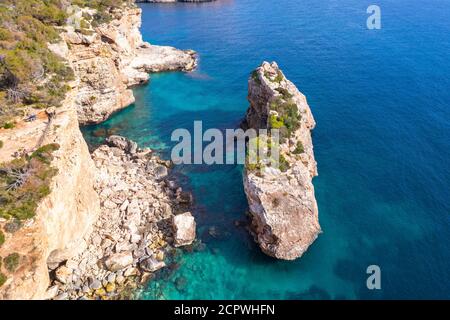 Costa rocciosa con la porta di es Pontas nel mare, vicino a Cala Santayi, vicino a Santanyí, regione di Migjorn, immagine del drone, Maiorca, Isole Baleari, Spagna Foto Stock