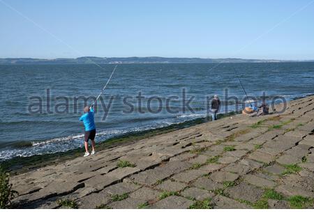 Edimburgo, Scozia, Regno Unito. 19 settembre 2020. Pescatore in un caldo e Sunny tardo pomeriggio al porto di Newhaven e Firth of Forth estuario. Credit: Craig Brown/Alamy Live News Foto Stock