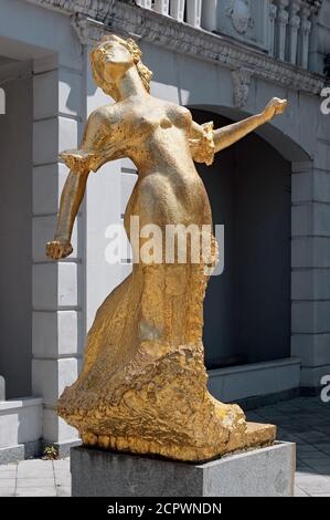 La statua della donna dorata sulla piazza di Batumi, Georgia Foto Stock