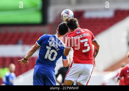 NOTTINGHAM, INGHILTERRA. 19 SETTEMBRE 2020 Tobias Figueiredo di Nottingham Forest combatte con Kieffer Moore di Cardiff City durante la partita del campionato Sky Bet tra Nottingham Forest e Cardiff City al City Ground di Nottingham. (Credit: Jon Hobley | MI News) Credit: MI News & Sport /Alamy Live News Foto Stock