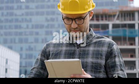 Progetta utilizzando un tablet digitale nel cantiere. Foto Stock