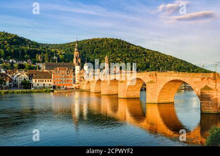 Il vecchio ponte sul fiume Neckar a Heidelberg, in Germania Foto Stock