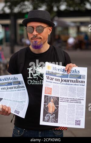 BERLINO - Settembre 19: L'uomo detiene copie del giornale WeeklyLeaks. Si manifestano contro l'estradizione dell'editore Julian Assange negli Stati Uniti, in una protesta il 19 settembre 2020 a Berlino. Assange è voluta dal governo degli Stati Uniti per la distribuzione di documenti militari che mostrassero prove di crimini di guerra, e si trova di fronte all’estradizione dal Regno Unito agli Stati Uniti. Foto Stock