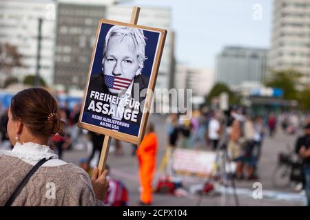 BERLINO - Settembre 19: Donna detiene il segno 'Freedom for Assange'. Si manifestano contro l'estradizione dell'editore Julian Assange negli Stati Uniti, in una protesta il 19 settembre 2020 a Berlino. Assange è voluta dal governo degli Stati Uniti per la distribuzione di documenti militari che mostrassero prove di crimini di guerra, e si trova di fronte all’estradizione dal Regno Unito agli Stati Uniti. Foto Stock