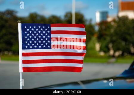 Bandiera americana sventolando sulla macchina sulla avanti di Luglio o durante le elezioni presidenziali degli Stati Uniti Foto Stock