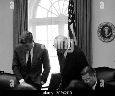Crisi missilistica cubana. Il Presidente John F Kennedy, il Segretario di Stato del Dean Rusk, e il Segretario della Difesa Robert S. McNamara (seduto) nell'Ufficio del Gabinetto nell'ottobre 1962, ad una riunione dell'EXCOMM per discutere della crisi a Cuba. Foto Stock