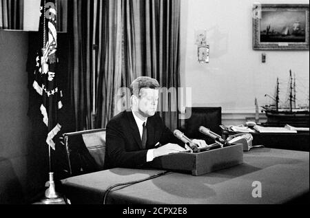 Crisi missilistica cubana. Il presidente John F Kennedy si rivolge alla nazione dell'Ufficio ovale il 22 ottobre 1962 per quanto riguarda la minaccia dei missili sovietici a Cuba.