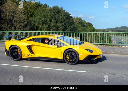 2016 giallo Lamborghini Aventador LP 750-4 SV S-A traffico veicolare veicoli in movimento, automobili che guidano veicoli su strade del Regno Unito, motori, motori sulla rete autostradale M6. Foto Stock