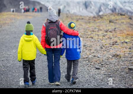 Madre che cammina con due ragazzi, in una splendida vista aerea della natura nel parco nazionale del ghiacciaio Skaftafell in un bellissimo giorno d'autunno in Islanda Foto Stock