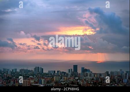 Nuvoloso paesaggio urbano di Batumi in Georgia alla sera Foto Stock