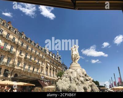 Francia, 07 2019 agosto, Fontaine des Trois Graces su Place de la Comedie a Montpellier, Francia. Fotografia di strada. Foto Stock