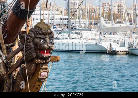 Barcellona, Port Vell, porto vecchio, nave storica a vela, testa di fichi, dietro di esso yacht moderni Foto Stock