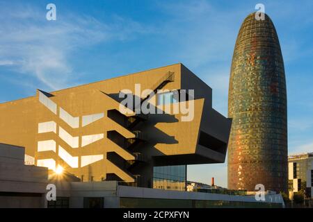 Barcellona, Torre Agbar e Museo del Design alla luce della sera Foto Stock