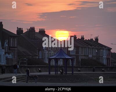 Sheerness, Kent, Regno Unito. 19 settembre 2020. Regno Unito Meteo: Tramonto a Sheerness, Kent. Credit: James Bell/Alamy Live News Foto Stock