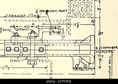 . Il giornale ferroviario di strada . L'estremità opposta DELLA BARRA DI TRAINO N. 20% della quale sono state imbullonate due cinghie di coda pesanti di23/2-in. X v%-h. stock, arrotondate a rj4 in. Entrambe le cinghie di testa e di coda sono state fissate alla rotaia con bulloni girati da 3^-in. Le rondelle di attrito e di appoggio su questo tipo erano insolitamente pesanti, e le molle usate sulle barre di traino erano il tipo più pesante in uso su qualsiasi linea elettrica, essendo fatte di1 7/16-in. Acciaio. Il tipo usuale di questa testa di barra di traino di companys è sorp-portato da una barra di sectal, ma in questo caso la barra di sectal waschetted e la testa è stata sostenuta da un forgedclip pesante, 11 poll. wid Foto Stock